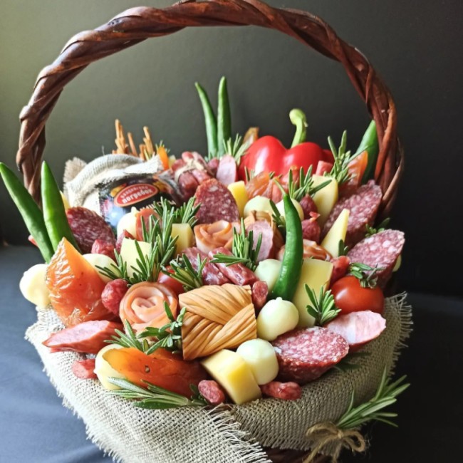 Букет цветов "Колбасная корзина №3"